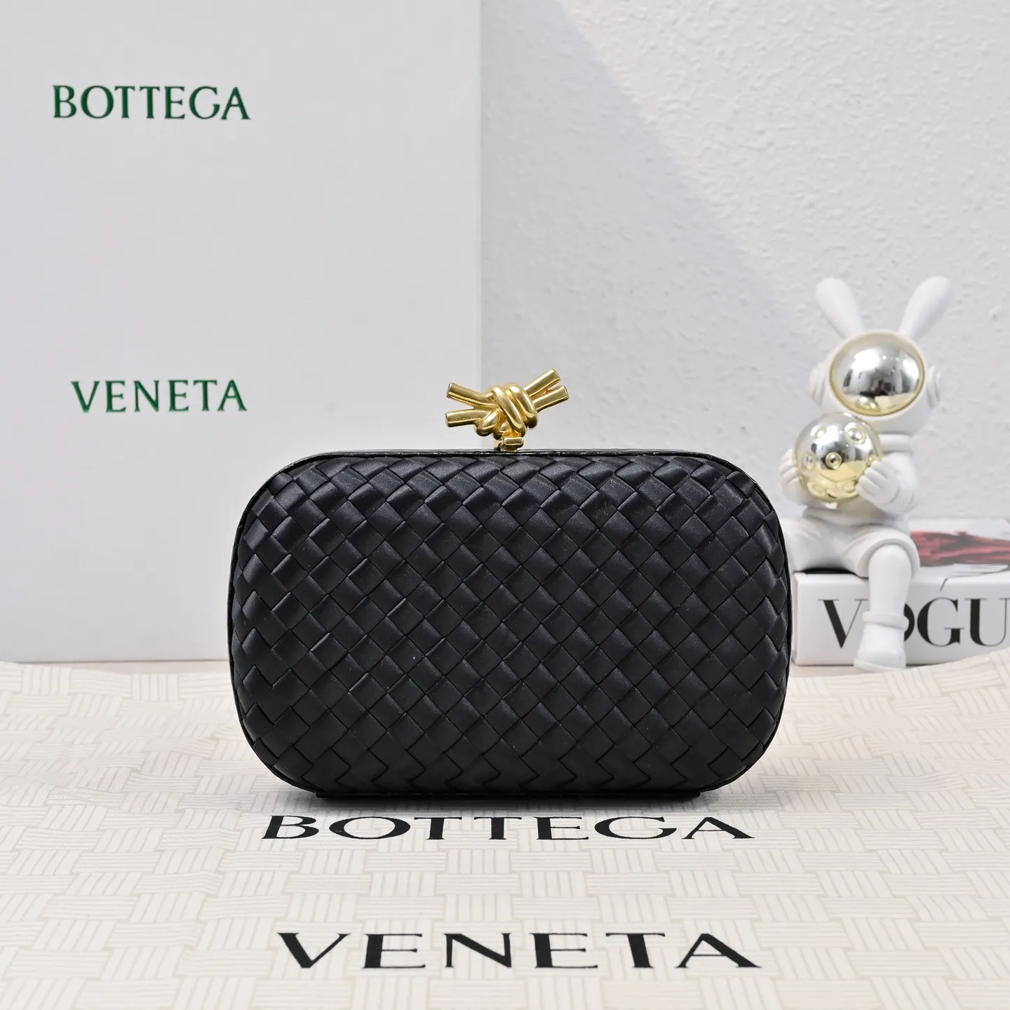 Batch 1460 #BV Knot woven evening bag series ~ Each bag reveals exquisite elegance💫Iconic classic silk weaving➕snake skin trimming with knot buckle, soft and delicate feel. The design is small and exquisite, low-key without logo, elegant and elegant. Paired with evening dress or cheongsam, it has the atmosphere of a famous and wealthy lady. Full of aura and invincible texture💃 Model: 7622 Dimensions: 20x12x5.5